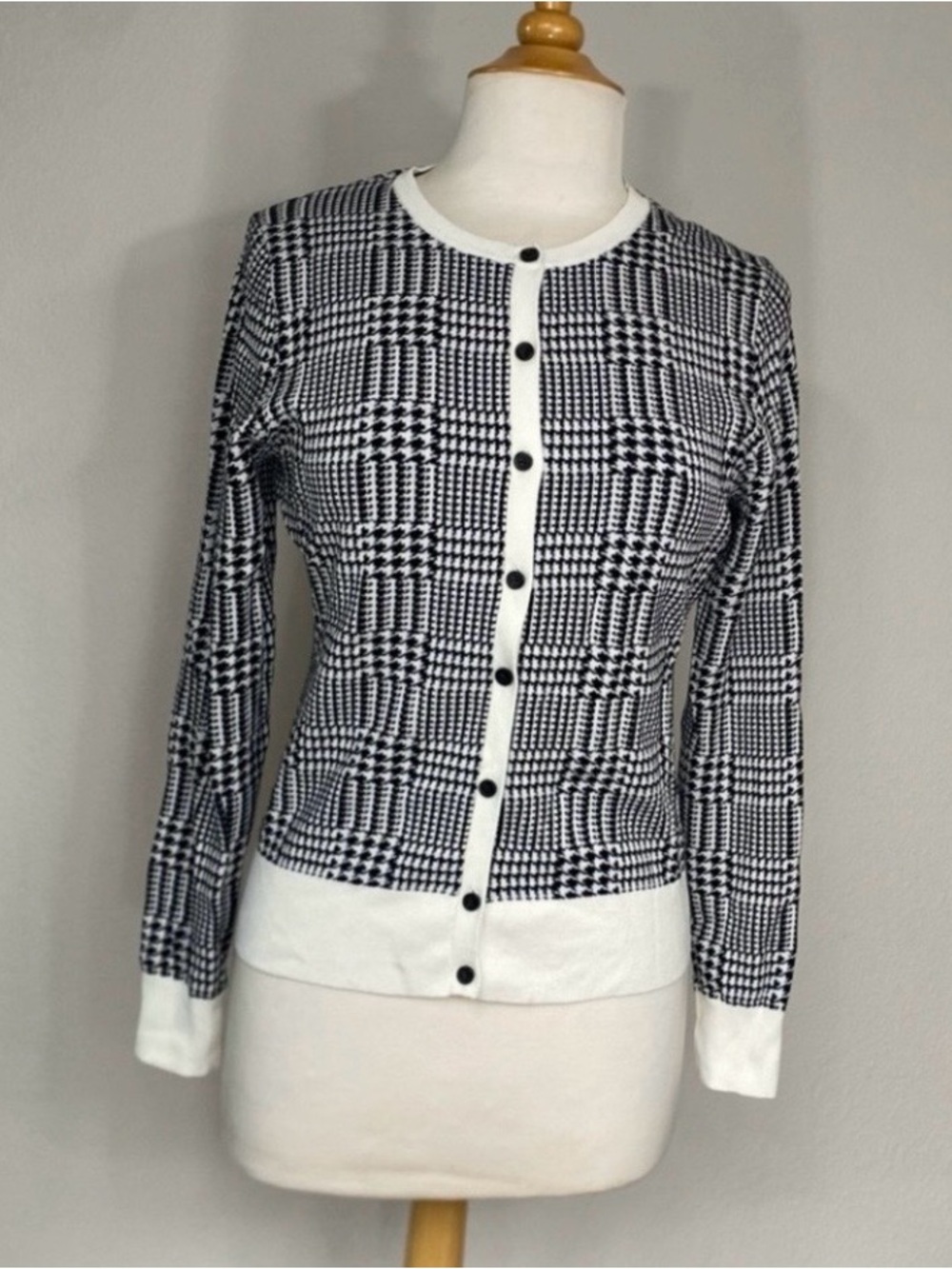 Ann Taylor Women's Black White Herringbone Knit Cardigan Size MP Classic Preppy